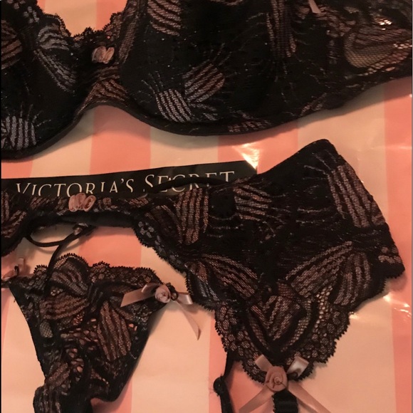 4 Pc Chantal Thomass Bra Set - Picture 8 of 15